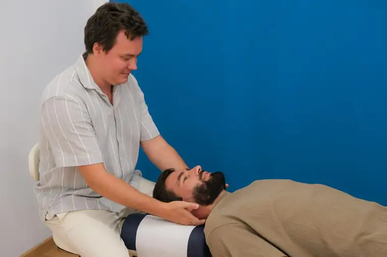 Micah realiza una valoración cervical a un paciente